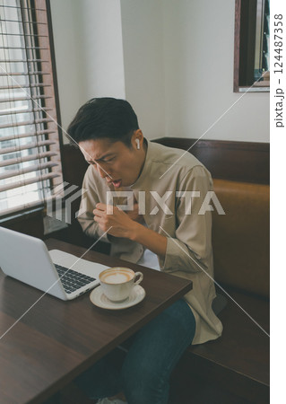 coffee shop 124487358