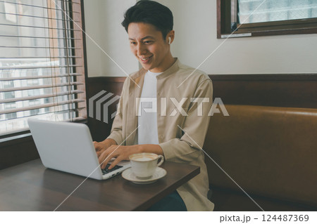 coffee shop 124487369