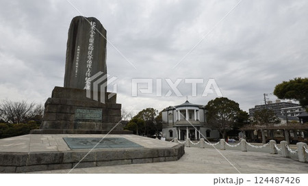ペリー上陸記念碑とペリー記念館（右奥） 124487426