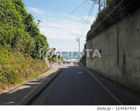 鎌倉高校駅前の道路風景。 124487453