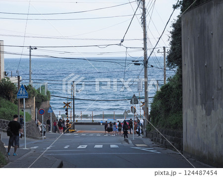 鎌倉高校駅前の道路風景。 124487454