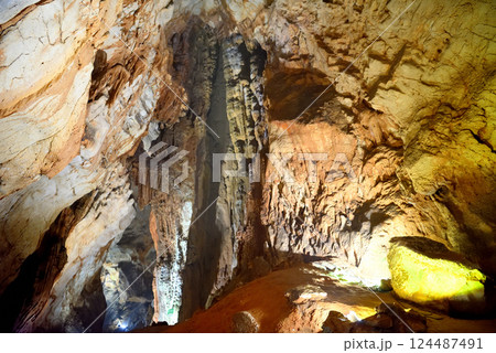 中国地方・秋吉台・秋芳洞の黒谷支洞、龍が通ったような神秘的な造形、龍の抜穴・山口県美弥市 124487491