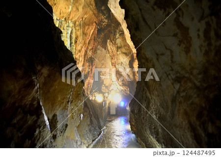 中国地方・秋吉台・秋芳洞・洞の順路、龍の抜穴を左手に見ながら進むイメージ・山口県美弥市(2) 中国地方・秋吉台・秋芳洞・洞の順路、龍の抜穴を左手に見ながら進むイメージ・山口県美弥市(2) 124487495