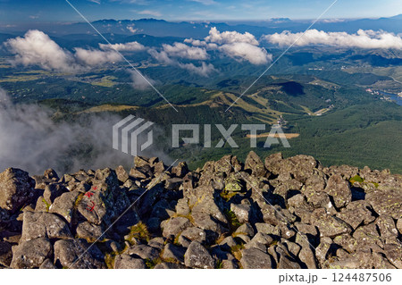 八ヶ岳連峰・蓼科山山頂から見る中央アルプス・御嶽 124487506