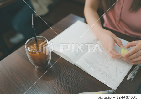 coffee shop 124487635