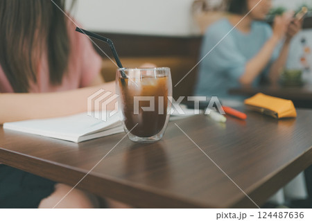 coffee shop 124487636