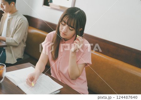 coffee shop 124487640