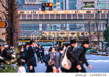 日本の東京都市景観 仕事帰り…大手町駅前の交差点や夕日を浴びる電車などを望む。奥は日本橋… 124488130