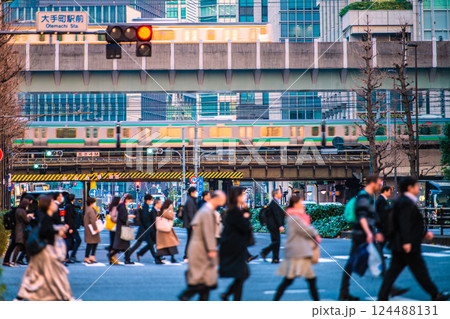 日本の東京都市景観 仕事帰り…大手町駅前の交差点や夕日を浴びる電車などを望む。奥は日本橋… 日本の東京都市景観 仕事帰り…大手町駅前の交差点や夕日を浴びる電車などを望む。奥は日本橋… 124488131
