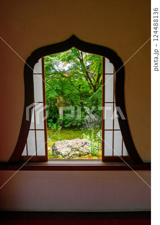 京都　天得院の火灯窓 124488136