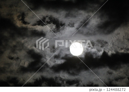 夜 暗闇の空と優しく照らす月 夜 暗闇の空と優しく照らす月 124488272