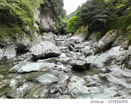 愛媛県西条市　三碧峡の風景 124488404