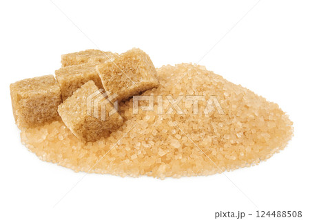 Pile of brown granulated sugar and sugar cubes isolated on white background. 124488508