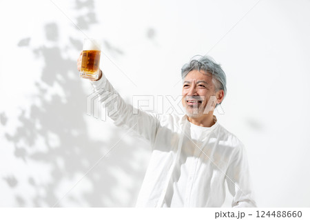 男性　ビール 124488660