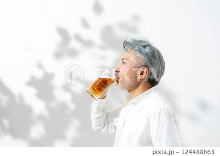 男性 ビール 男性 ビール 124488663