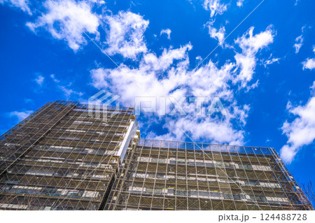 日本の横浜都市景観 マンションの補修や点検等のため組まれた足場や防護ネットなどを望む=横浜市内 日本の横浜都市景観 マンションの補修や点検等のため組まれた足場や防護ネットなどを望む=横浜市内 124488728