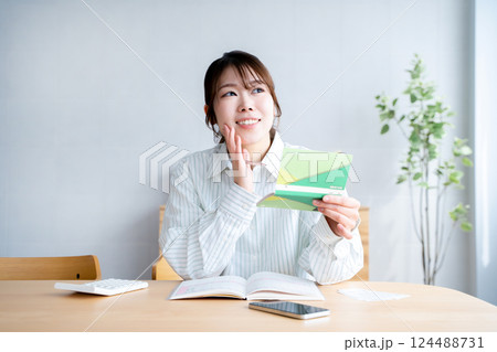 家計簿をつける女性 家計簿をつける女性 124488731