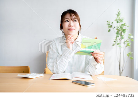 家計簿をつける女性 家計簿をつける女性 124488732