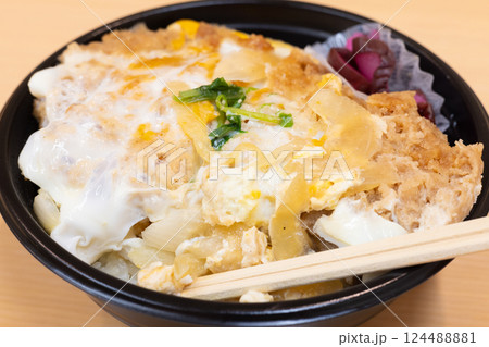 おいしいロースかつ丼弁当 124488881