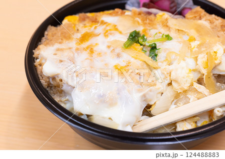 おいしいロースかつ丼弁当 おいしいロースかつ丼弁当 124488883
