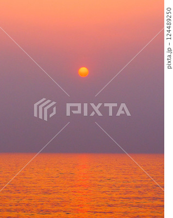 北条海岸から見た海に沈む夕日 北条海岸から見た海に沈む夕日 124489250