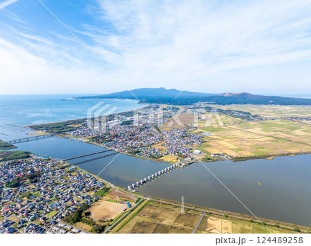 八郎潟と男鹿半島（秋田県男鹿市） 124489258