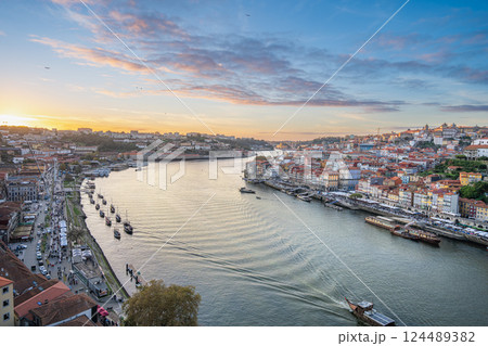 Golden Sunset Over Ponte Dom Luis I Bridge and Riverside in Porto, Portugal. 124489382