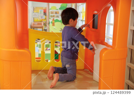 室内遊具で遊ぶ男の子 124489399
