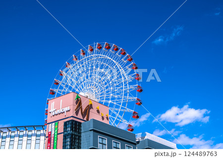 日本の横浜都市景観 センター北駅前、都築阪急の観覧車などを望む 日本の横浜都市景観 センター北駅前、都築阪急の観覧車などを望む 124489763