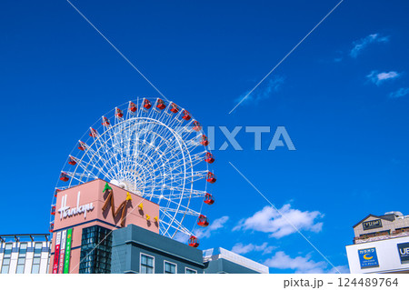 日本の横浜都市景観 センター北駅前、都築阪急の観覧車などを望む 124489764