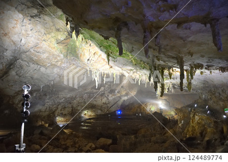 中国地方・秋吉台・秋芳洞・エレベーターの分岐から見下ろす、傘づくしの空間・山口県美弥市(3) 124489774