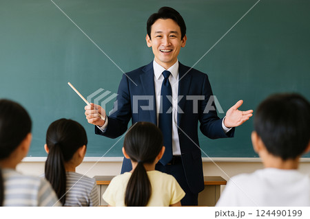 新学期、小学校の授業風景 124490199