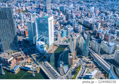 日本の横浜都市景観 横浜の街や桜木町駅などを望む＝20日 124490230