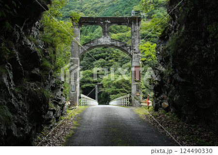 愛媛県西条市　止呂橋 124490330