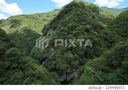 愛媛県西条市　止呂峡の風景 124490351