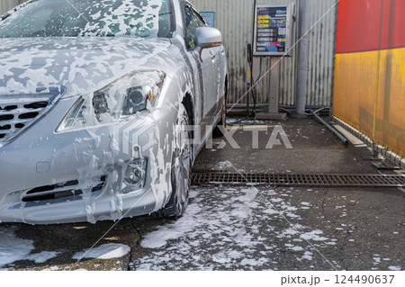 コイン洗車場 セダンの泡洗浄 コイン洗車場 セダンの泡洗浄 124490637