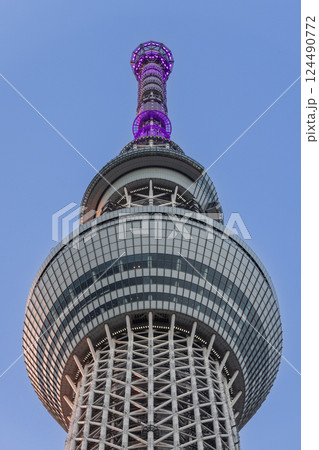 Tokyo Skytree with its upper section and observation deck illuminated by purple evening lights 124490772