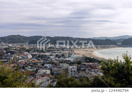 Panoramic view of Kamakura Japan overlooking a dense urban area 124490794