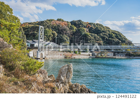 浜松市にある猪鼻湖神社から見た瀬戸橋の風景(静岡県) 124491122