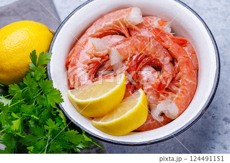 Fresh shrimps, accompanied by sprigs of fresh parsley and juicy lemon Fresh shrimps, accompanied by sprigs of fresh parsley and juicy lemon 124491151