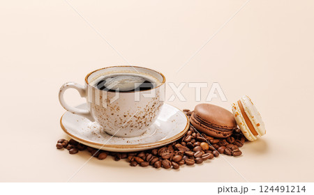 A delightful combination of freshly brewed coffee and delicate macaroons 124491214