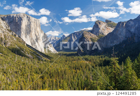 The breathtaking Tunnel View in Yosemite National Park The breathtaking Tunnel View in Yosemite National Park 124491285