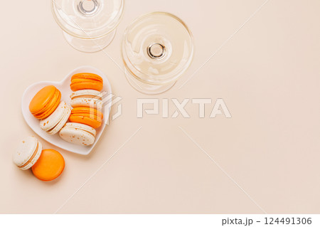 Pairing of champagne and delicate macaroons Pairing of champagne and delicate macaroons 124491306