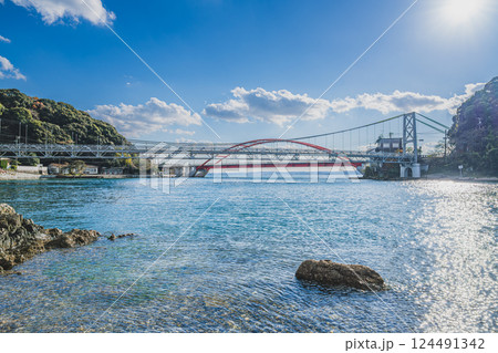 浜松市にある猪鼻湖神社から見た瀬戸橋と新瀬戸橋の風景(静岡県) 浜松市にある猪鼻湖神社から見た瀬戸橋と新瀬戸橋の風景(静岡県) 124491342