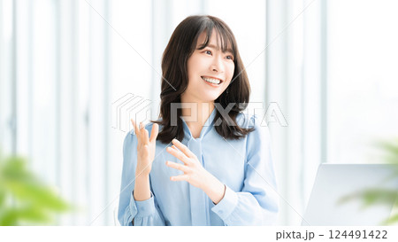 笑顔で対話をする女性・ビジネスウーマン 笑顔で対話をする女性・ビジネスウーマン 124491422