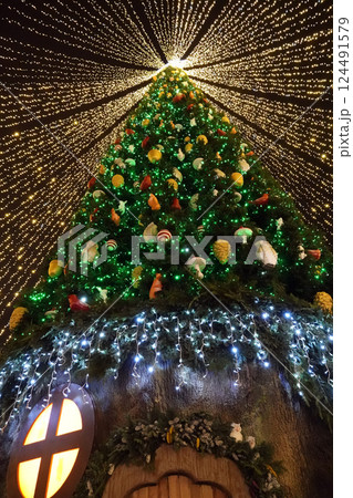 Central Christmas tree on the square of the city of Kiev for the New Year 2021 124491579