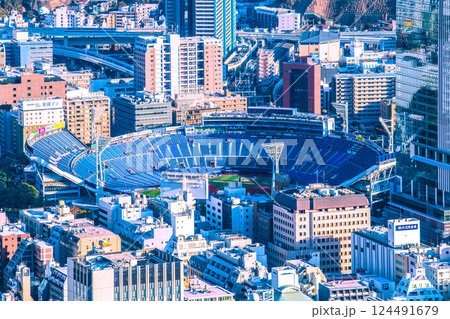 日本の横浜都市景観　横浜スタジアムや関内駅前のベースゲート横浜関内タワーなどを望む＝令和7年3月 124491679