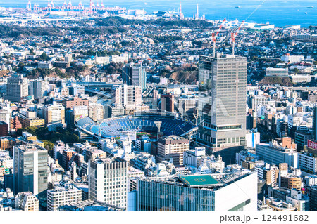 日本の横浜都市景観　横浜スタジアムや関内駅前のベースゲート横浜関内タワーなどを望む＝令和7年3月 124491682