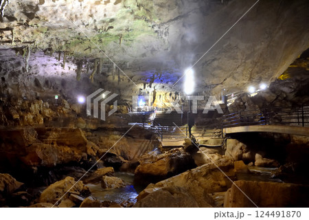 中国地方・秋吉台・秋芳洞・千町田から眺める傘づくしと、歩きやすく整備された順路・山口県美弥市(2) 124491870