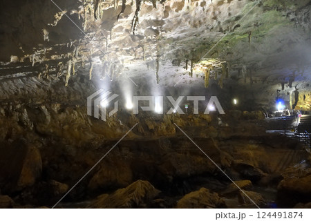 中国地方・秋吉台・秋芳洞・千町田と傘づくし、ライトアップされた美しい洞内・山口県美弥市(3) 124491874